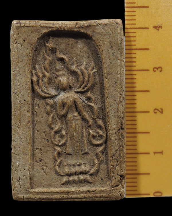 พระเนื้อผงพิมพ์ปางเสด็จจากดาวดึงส์ หลังยันต์ของหลวงพ่อทองอยู่ วัดใหม่หนองพะองค์ จ.สมุทรสงคราม (พิมพ์ - 4