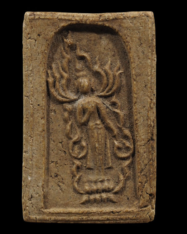 พระเนื้อผงพิมพ์ปางเสด็จจากดาวดึงส์ หลังยันต์ของหลวงพ่อทองอยู่ วัดใหม่หนองพะองค์ จ.สมุทรสงคราม (พิมพ์ - 5