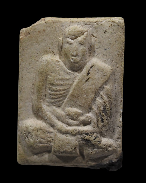 พระผงรูปเหมือนเนื้อผงอิทธิเจ พิมพ์สีเหลี่ยม หลวงพ่อสงวน วัดไผ่พันมือ พิมพ์นี้ท่านสร้างไว้น้อยครับ หา - 2