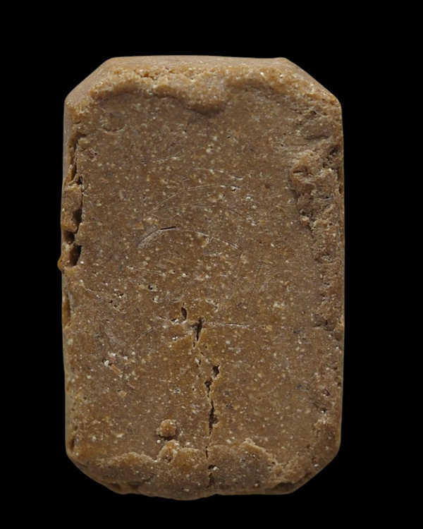 พระเนื้อผงน้ำมัน พิมพ์พระพุทธทรงหนุมาณ ด้านหลังจารย์ยันต์ พระเก่าแท้ สภาพสวยไม่ผ่านการใช้ ไม่ทราบท - 3