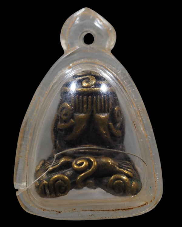 พระปิดตายันต์ยุ่ง หล่อเนื้อโลหะผสม เก่ามีอายุ ไม่ทราบที่   เจ้าของเดิมน่าจะเลี่ยมแขวนใช้มานานพอสมควร - 2