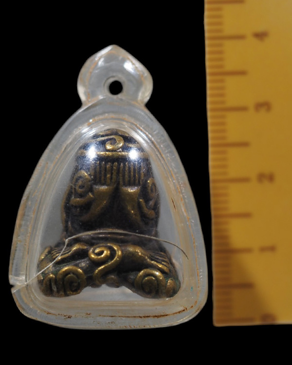 พระปิดตายันต์ยุ่ง หล่อเนื้อโลหะผสม เก่ามีอายุ ไม่ทราบที่   เจ้าของเดิมน่าจะเลี่ยมแขวนใช้มานานพอสมควร - 4