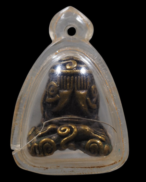 พระปิดตายันต์ยุ่ง หล่อเนื้อโลหะผสม เก่ามีอายุ ไม่ทราบที่   เจ้าของเดิมน่าจะเลี่ยมแขวนใช้มานานพอสมควร - 5