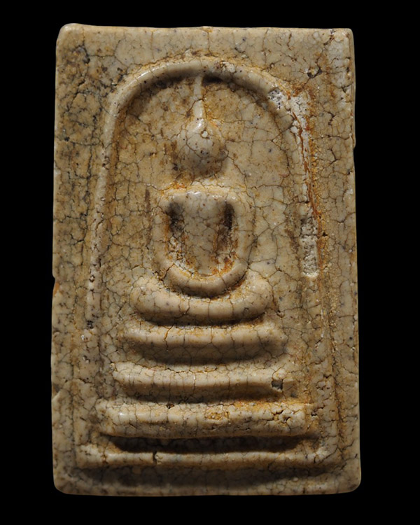 พระสมเด็จฐาน 3 ชั้น เนื้อเก่าจัด แตกลางา สภาพผ่านการใช้  ไม่ทราบที่  เนื้อแบบนี้โซนเดียวกับ หลวงปู่น - 2