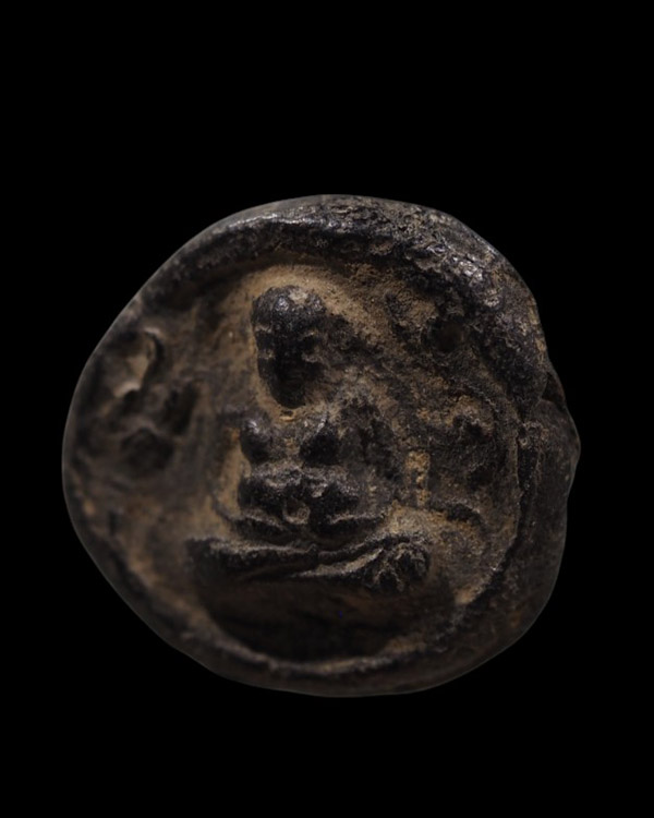 พระสังกัจจายน์เนื้อดิน พิมพ์จันทร์ลอย พิมพ์เล็ก(หายาก) ยุคแรก หลวงพ่อเต้า วัดเกาะวังไทร ประมาณ พ.ศ.๒ - 2