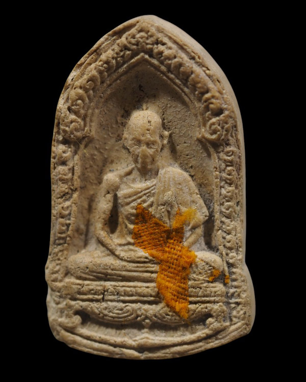 พระเนื้อผงรูปเหมือน  ที่ระลึกครบ ๖ รอบ หลวงพ่อเกษม เขมโก สุสานไตรลักษณ์ ลำปาง พ.ศ.๒๕๒๖  ผสมผงเก่ามงค - 2