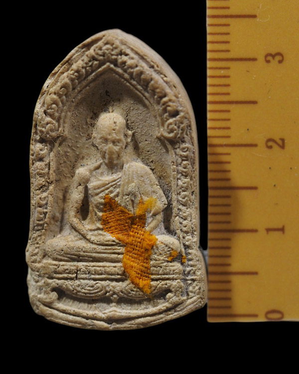 พระเนื้อผงรูปเหมือน  ที่ระลึกครบ ๖ รอบ หลวงพ่อเกษม เขมโก สุสานไตรลักษณ์ ลำปาง พ.ศ.๒๕๒๖  ผสมผงเก่ามงค - 4