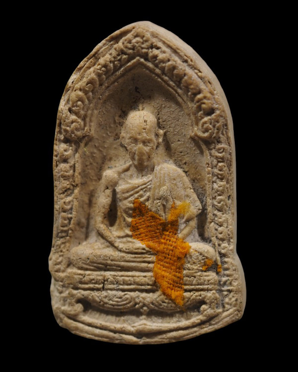 พระเนื้อผงรูปเหมือน  ที่ระลึกครบ ๖ รอบ หลวงพ่อเกษม เขมโก สุสานไตรลักษณ์ ลำปาง พ.ศ.๒๕๒๖  ผสมผงเก่ามงค - 5