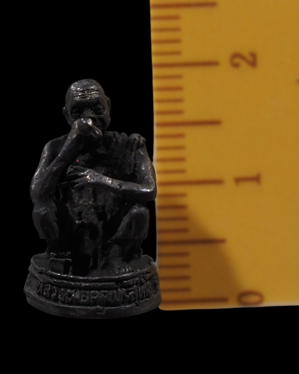 รูปหล่อพิมพ์เล็ก  หลวงพ่อคูณ วัดบ้านไร่ จ.นครราชสีมา  พิมพ์นั่งยอง ปี 2535 เนื้อทองแดง    ออกวัดปากบ - 4