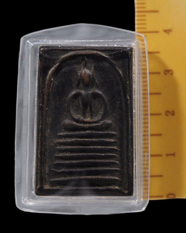 พระสมเด็จพิมพ์เกศไชโย เนื้อดินลงรักเก่า  พระเก่ามีอายุ  เลี่ยมจับขอบ(น่าจะเคยเลี่ยมทองมา)  เก่าสวยมี - 4