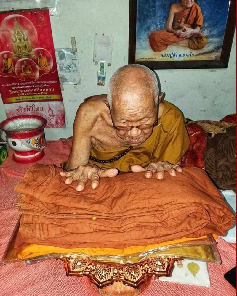 พระผงนั่งตั่ง รุ่น สมปรารถนา หลวงปู่ถ้า วัดป่าทศพลมังคลาราม - 5