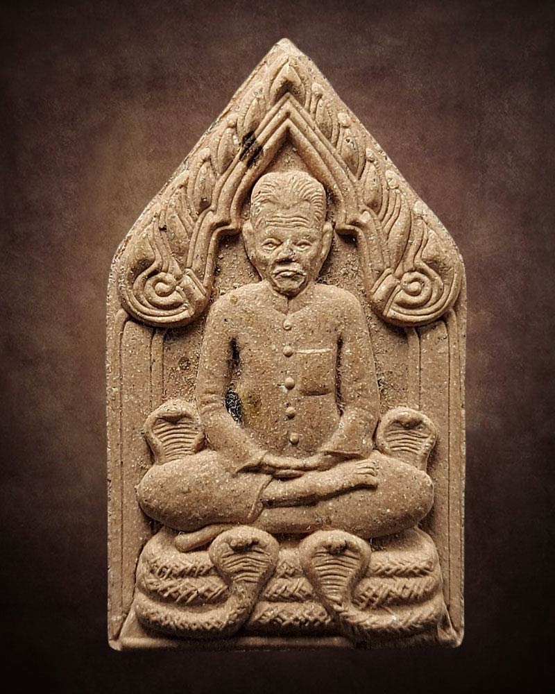 พระผงรูปเหมือน อ.ฟ้อน ดีสว่าง พิมพ์ซุ้มขุนแผน รุุ่นแรก ปี 2561 - 1