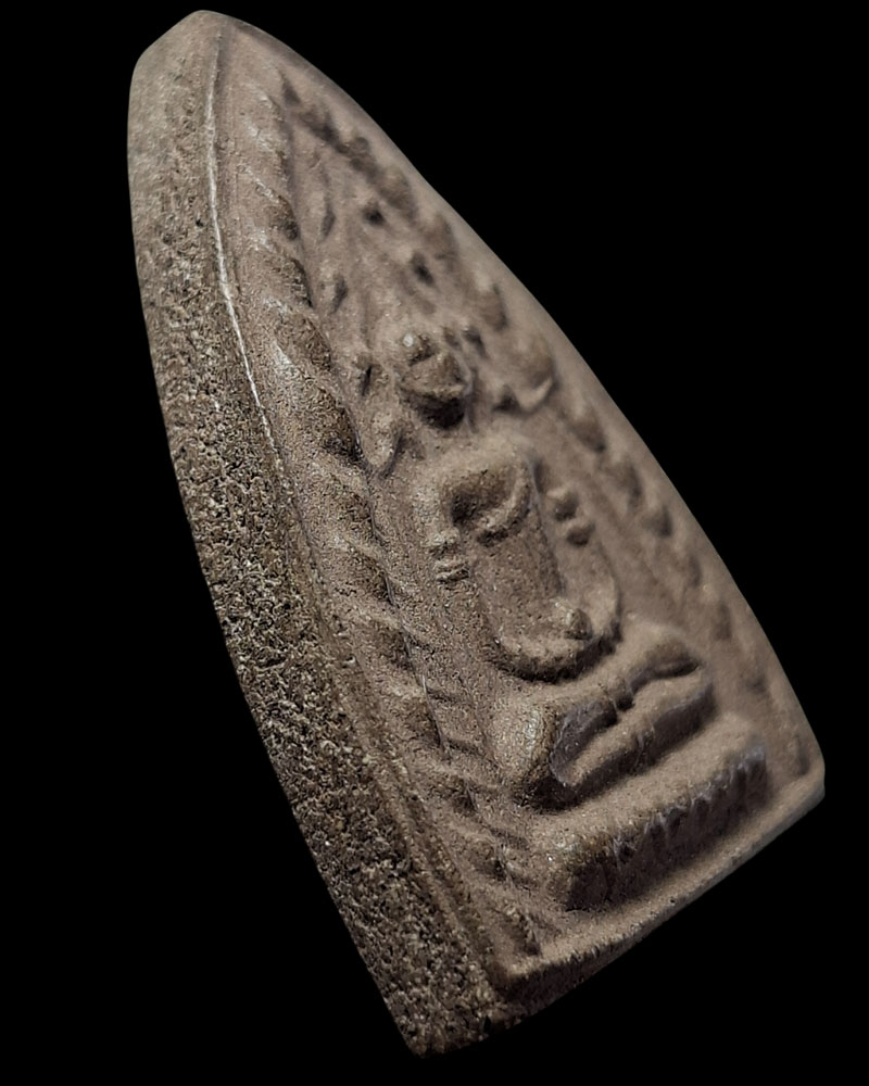 พระพุทธสามเหลี่ยม เนื้อผงเหล็กไหล - 3