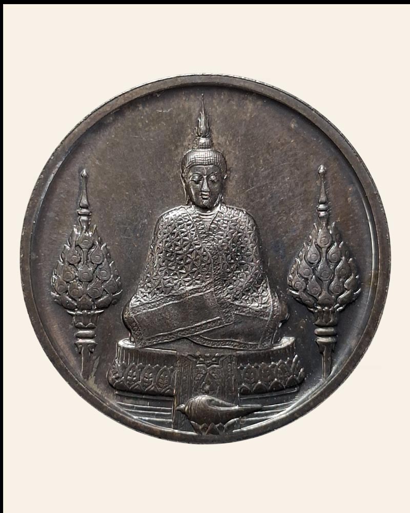 เหรียญพระแก้วมรกต ภปร ฉลองกรุงรัตนโกสินทร์ 200 ปี เนื้อเงิน - 3