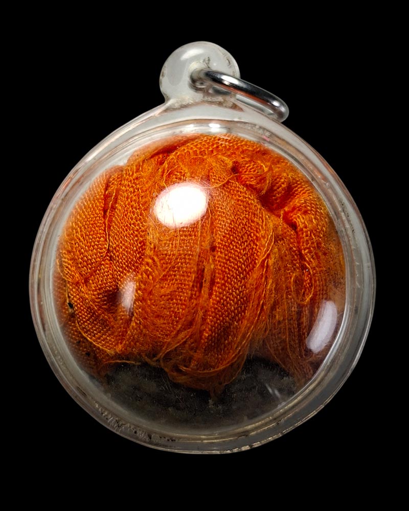 แร่เขาอึมครึม +จีวร หลวงพ่ออุทัย  วัดเกาะตาพุด - 2