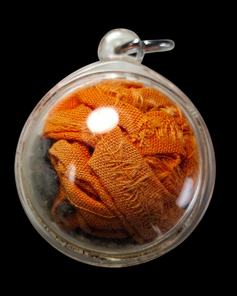 แร่เขาอึมครึม +จีวร หลวงพ่ออุทัย  วัดเกาะตาพุด - 3