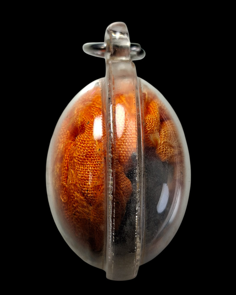 แร่เขาอึมครึม +จีวร หลวงพ่ออุทัย  วัดเกาะตาพุด - 4