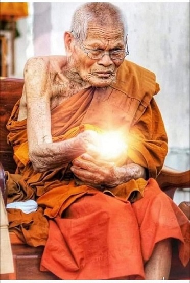 เหรียญ นั่งพาน รุ่นแรก ไพรีพินาศ หลวงปู่บุดดา วัดป่าใต้พัฒนาราม - 5