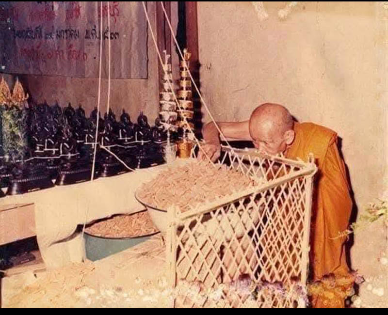 พระนางพญา เนื้อดิน หลวงพ่อย้อย วัดอัมพวัน สระบุรี · - 2