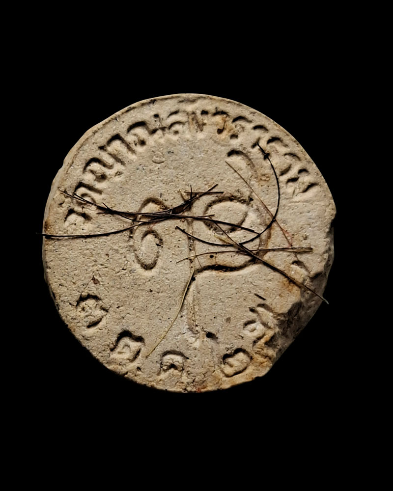 พระผงจันทร์ลอยพิมพ์รูปเหมือน สมเด็จพระญาณสังวร วัดญาณสังวราราม ปี 2528 - 3