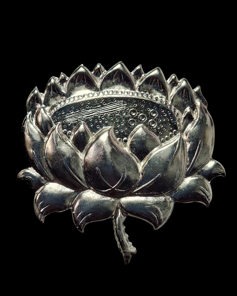 แผ่นปั๊ม ดอกบัวเงิน ดอกบัวทอง หลวงพ่อวิริยังค์ วัดธรรมมงคล ปี 2528 - 2