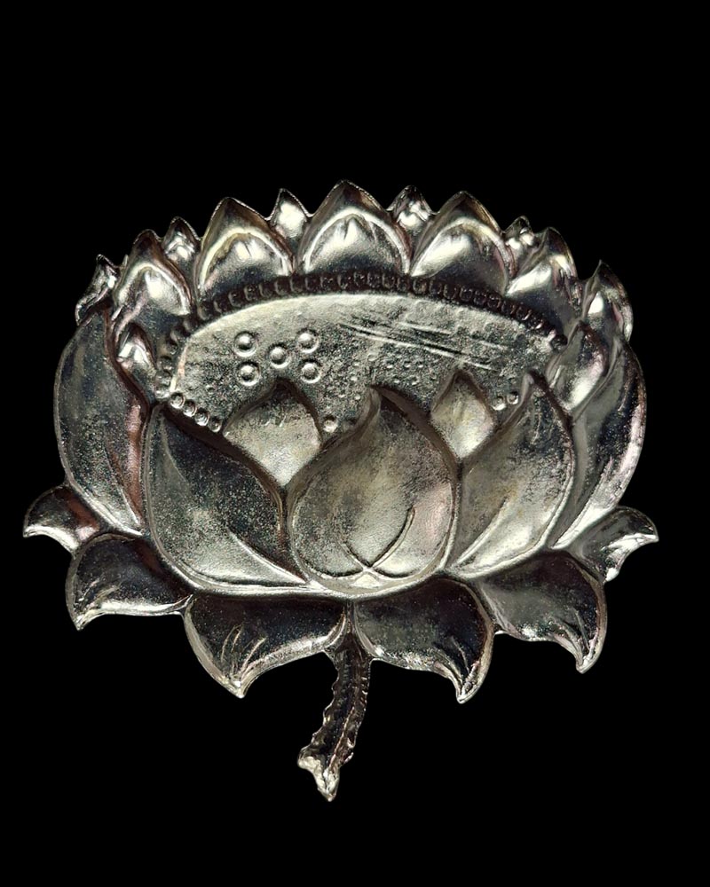 แผ่นปั๊ม ดอกบัวเงิน ดอกบัวทอง หลวงพ่อวิริยังค์ วัดธรรมมงคล ปี 2528 - 3