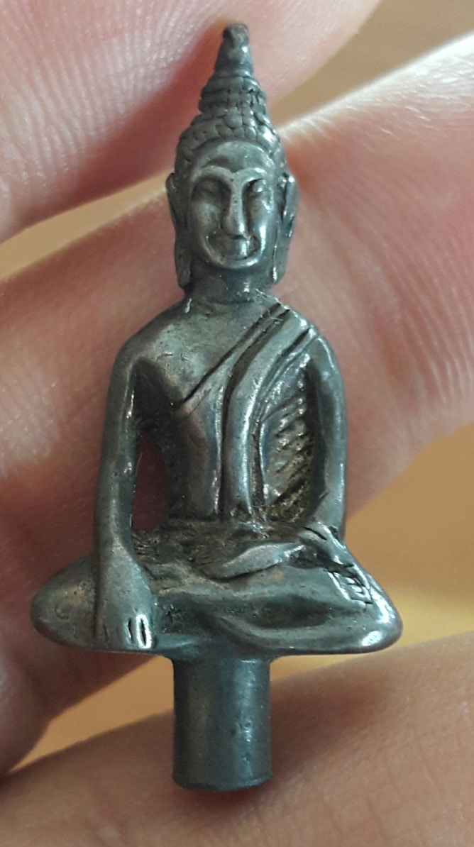 พระยอดธงเนื้อเงินมีโค๊ต