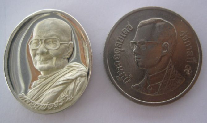 หลวงพ่อจรัญครับเหรียญพระพรหมเนื้อเงินครับ