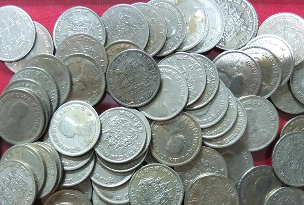 เหรียญ1บาทด้านหลังตราแผ่นดินปี2505 จำนวน100 เหรียญ (ผ่านการใช้งาน)