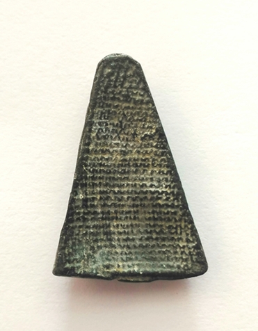 พระเนื้อชินพิมพ์ผงสุพรรณหลังลายผ้า