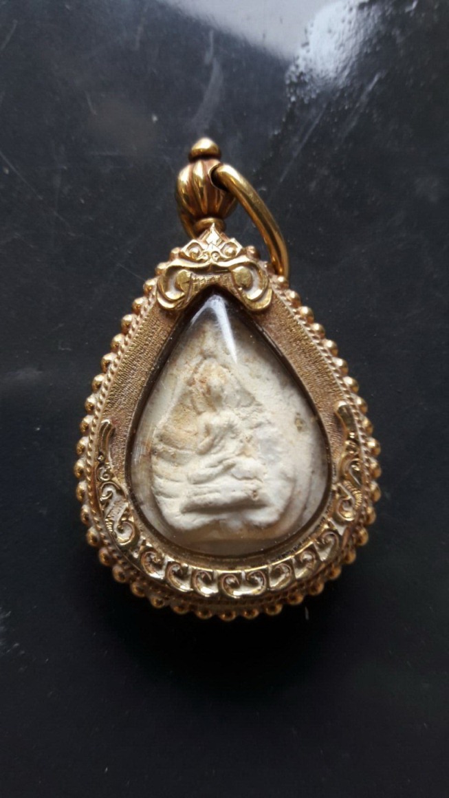 รบกวนผู้รู้ว่าเป็นพระอะไร ออกจากที่ไหน ดีมัยครับ