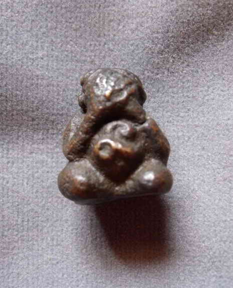 พระปิดตาไม่ทราบที่มาครับออกที่ไหน รุ่นอะไร แท้รึไครับ ท่านสมาชิกชี้แนะด้วยครับ