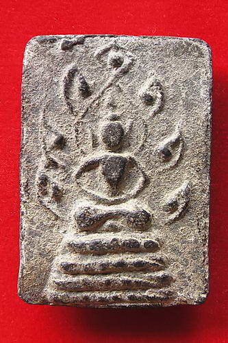 ไม่รู้พระอะไรแต่ด้านหลังคล้ายๆนาคปรก