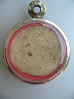 จันทรลอยเนื้อผงครับ