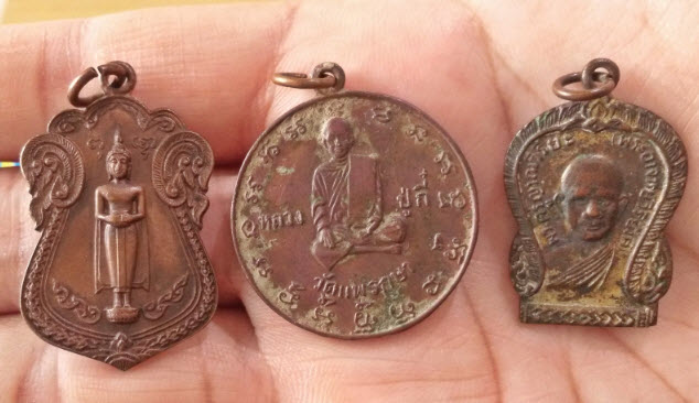 ถามราคาพระเหรียญสักสามองค์ครับ