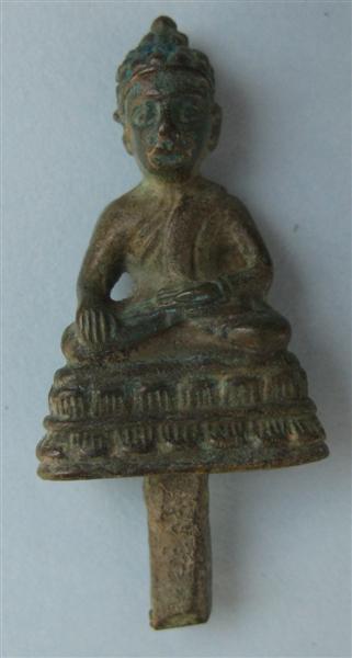 พระชัยวัฒน์ ออกสนิมเขียวๆ และมีชื่อเหมือนยอดธงครับ