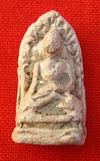 พระรอด ด้านหลังตอกยันต์จม ไม่ทราบว่าที่ใหนครับ ราคาเท่าใหร่ครับ แท้ใหมครับ