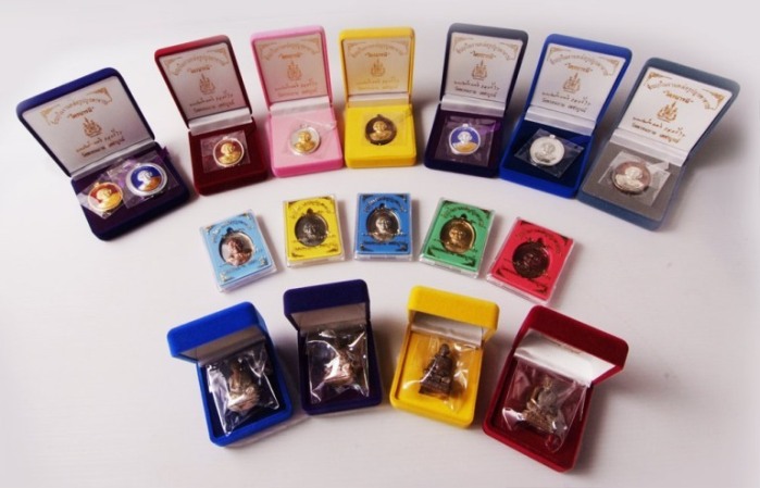 รุ่นไตรบารมี หลบวงพ่อผอง วัดพรหมยาม อ.วิเชียรบุรี จ.เพชรบูรณ์ มีแบ่งให้บูชาที่นี่ครับ