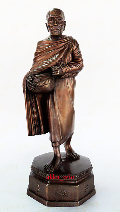 เปิดจอง...พระบูชา ยืนอุ้มบาตรย่างเท้าบิณฑบาตร หลวงปู่คำบุ คุตตจิตโต สวยงามมากครับ