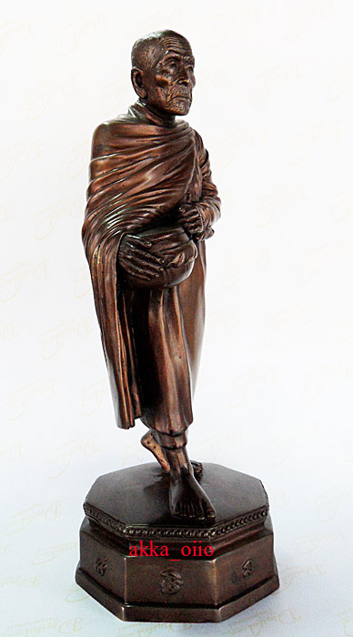 เปิดจอง...พระบูชา ยืนอุ้มบาตรย่างเท้าบิณฑบาตร หลวงปู่คำบุ คุตตจิตโต สวยงามมากครับ