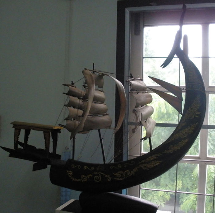 เรือสุพรรณหงษ์ ทำจาก เขาควายครับ ของเก่า ประมาน ร้อยปีครับ