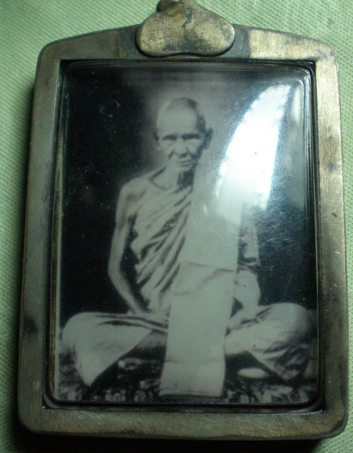 รบกวนช่วยดูรูปหลวงพ่อเดิมครับ