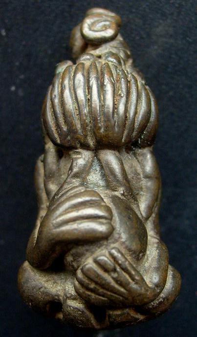 พระปิดตา สำริด องค์นี้ ยุคไหน สำนักไหนครับ 