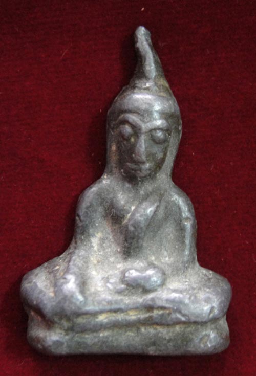 แก้เหงาอีกแล้วครับพระท่ากระดานไม่ทราบเกจิท่านใดสร้างครับรบกวนด้วยนะครับ