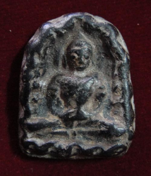 มาอีกแล้วครับ ซุ้มกอเนื้อ ดำๆน่าจะเป็นเกจิสร้างแต่ไม่ทราบวัดและปีครับ