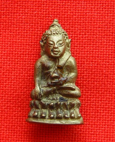 พระชัยวัตย์ ตอกยันต์ที่ฐานด้านหลัง ของหลวงพ่ออะใร แท้ใหมครับ ราคาเท่าใหร่ครับ