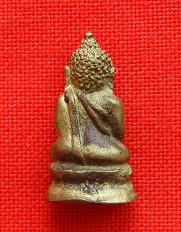 พระชัยวัตย์ ตอกยันต์ที่ฐานด้านหลัง ของหลวงพ่ออะใร แท้ใหมครับ ราคาเท่าใหร่ครับ