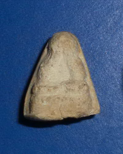 พระปิดตาองค์จิ๋ว กับ ลูกอมมาด้วยกันบนหิ้ง พี่ๆเฉลยทีครับ ไม่ทราบที่จริงๆ