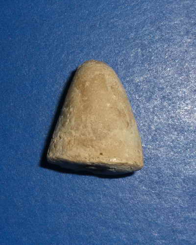 พระปิดตาองค์จิ๋ว กับ ลูกอมมาด้วยกันบนหิ้ง พี่ๆเฉลยทีครับ ไม่ทราบที่จริงๆ