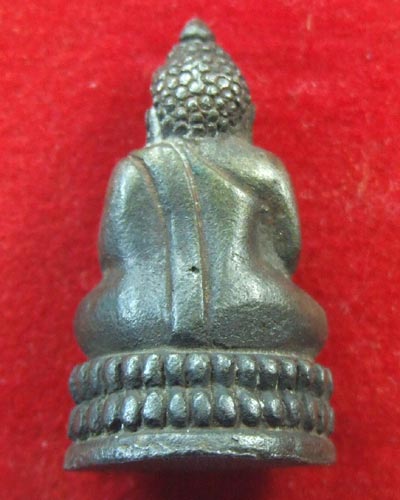 ด้านหลังพระชัยวัฒน์